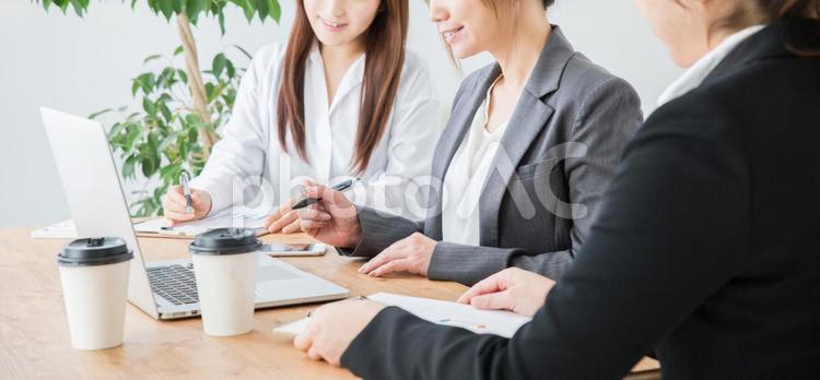 会議のイメージ（笑顔） 笑顔,ビジネス,女性の写真素材