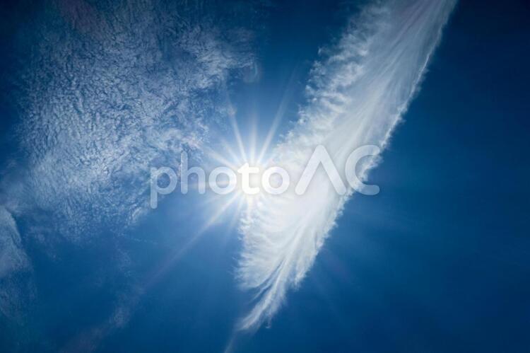 太陽と雲 空,青空,青い空の写真素材