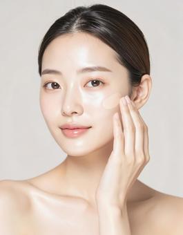 ファンデーションをする女性 ファンデーションをする女性の写真