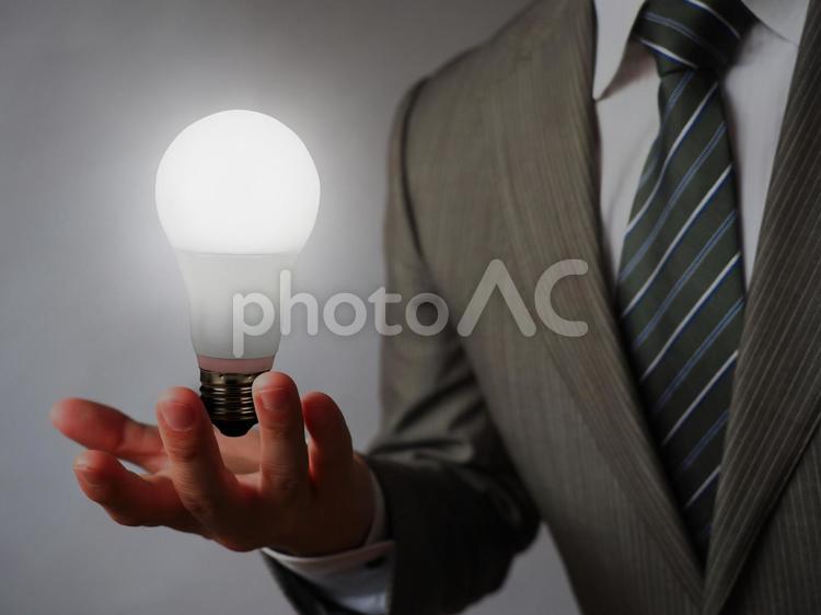 アイデアをひらめくイメージ アイデア,電球,ビジネスマンの写真素材