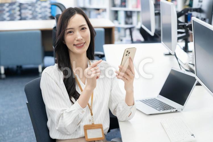 オフィスカジュアルの若い女性エンジニア ビジネス,エンジニア,女性の写真素材