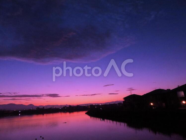 秋の池の朝焼け 背景,朝焼け,池の写真素材