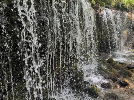 滝の流れの写真