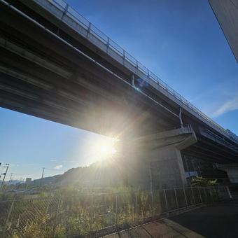 橋の下と太陽 橋の下と太陽の写真