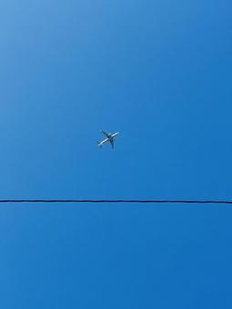 電線と飛行機 電線と飛行機の写真