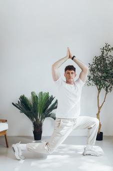 ヨガをするカメラ目線の男性 男性,外国人,欧米人の写真素材