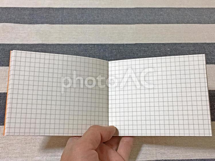 手で開いたメモ帳 メモ,メモ帳,文房具の写真素材