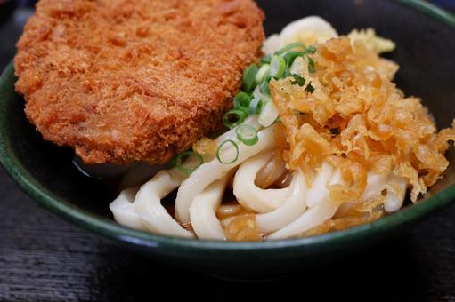 さぬきうどん店のメンチカツぶっかけ冷や さぬきうどん,うどん,メンチカツの写真素材