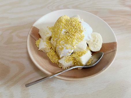 バナナとプロテインヨーグルトとライスパフ ヨーグルト,バナナ,ギリシアの写真素材