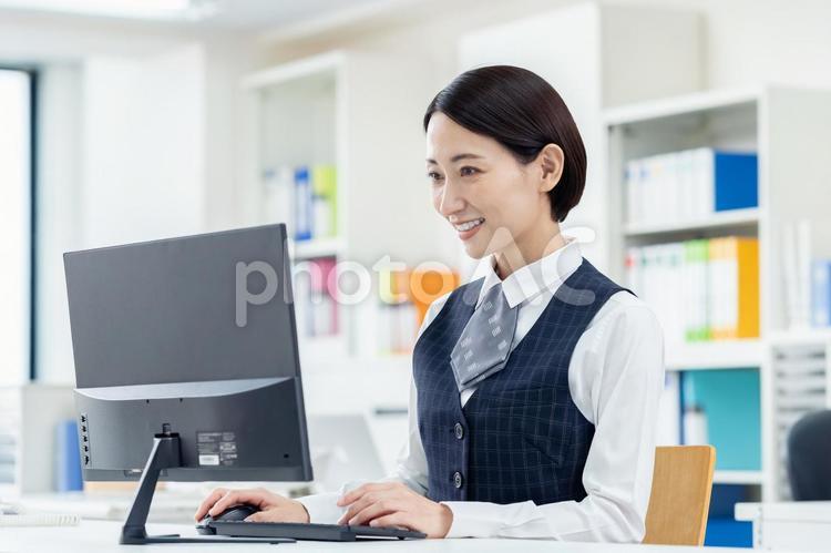オフィスで働くビジネスウーマン ビジネスウーマン,ビジネス,女性の写真素材