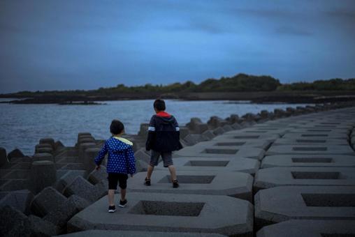 R素材>曇りの夜明けの海を駆けていく少年 R素材>曇りの夜明けの海を駆けていく少年 子供,海,空の写真素材