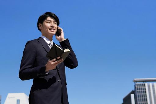 日本男性商人在智能手機上交談, JPG 日本男性商人在智能手機上交談, JPG