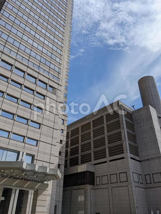 熱い夏の空と新宿の高層ビル 風景,ビル,道路の写真素材