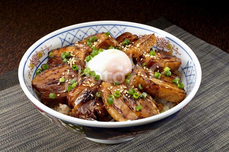 豚の角煮丼　温泉卵のせ 豚の角煮丼,丼,豚角煮の写真素材