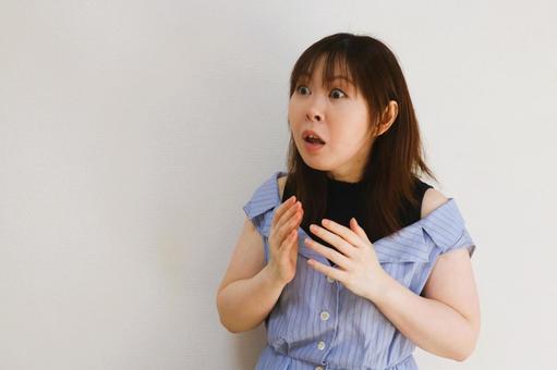 驚く女性 驚く女性の写真