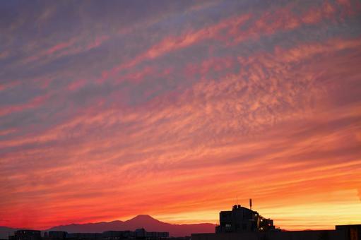 富士山をのぞむ夕日が美しい街並み 富士山をのぞむ夕日が美しい街並み 夕焼け,マジックアワー,夕陽の写真素材