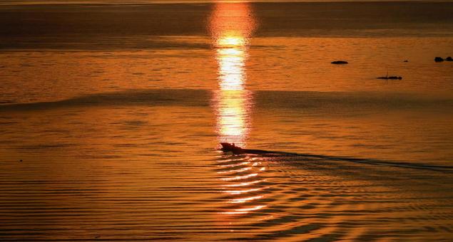 朝焼けの海の船 海,自然,晴れの写真素材