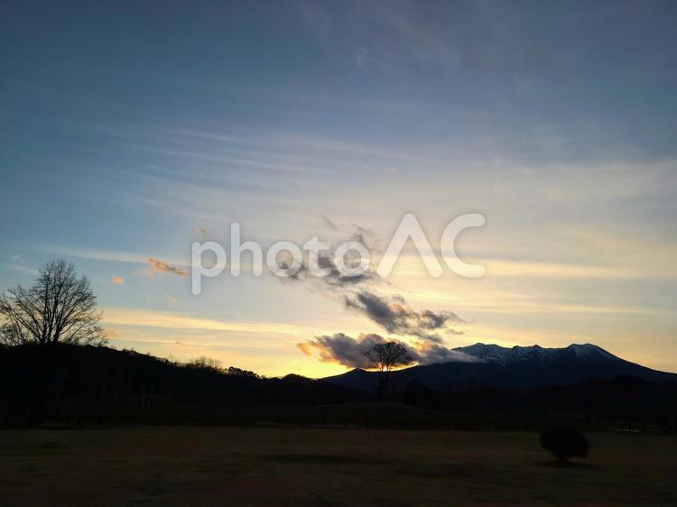 信州・夕焼け空と御嶽山(御岳山) 御岳山,山,夕焼けの写真素材