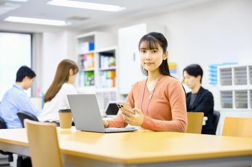 パソコンとスマホを使うビジネスウーマン ビジネスウーマン,ノートパソコン,スマホの写真素材