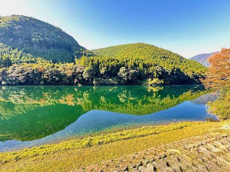 池　自然な池　秋の風景 風景,地方,奈良県吉野郡の写真素材