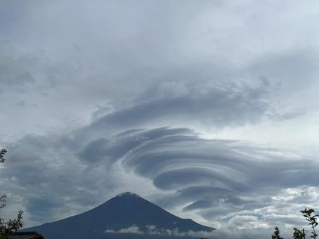 富士山に寄り添う雲の波 富士山に寄り添う雲の波 mount,fuji,富士山の写真素材
