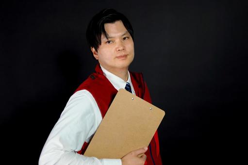 赤ベストの若い男性 赤ベストの若い男性 男性,若い,赤色の写真素材