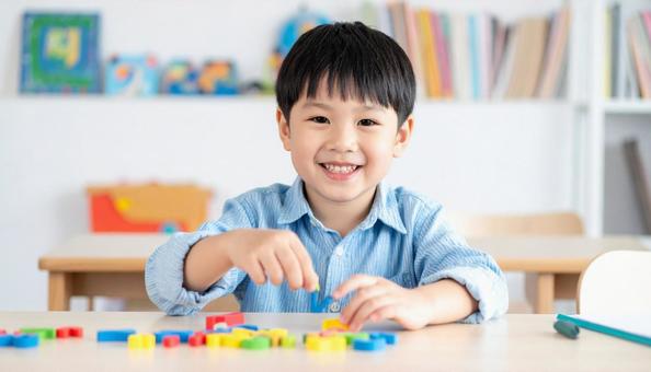 アルファベットおもちゃで勉強する男の子 アルファベットおもちゃで勉強する男の子の写真