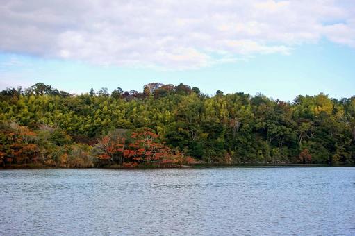 湖面を渡る初秋の風　一碧湖 湖面,初秋,さざ波の写真素材