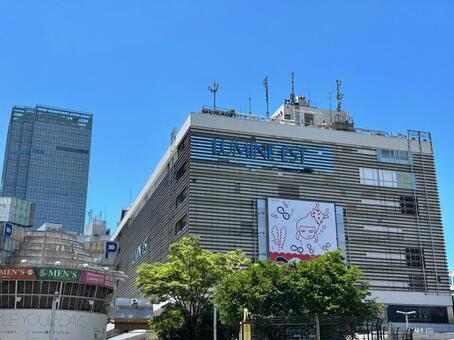 新宿駅東口の風景 新宿駅,新宿駅東口,駅周辺の写真素材