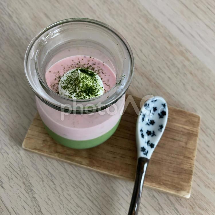 抹茶プリンと苺ムース〜生クリーム 抹茶,プリン,いちごの写真素材