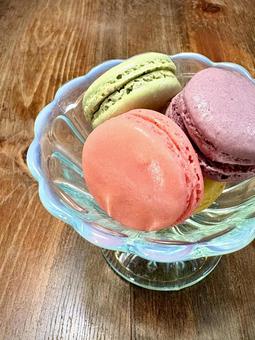 器に盛り付けたマカロン 02 器に盛り付けたマカロン 02 マカロン,macaron,スィーツの写真素材