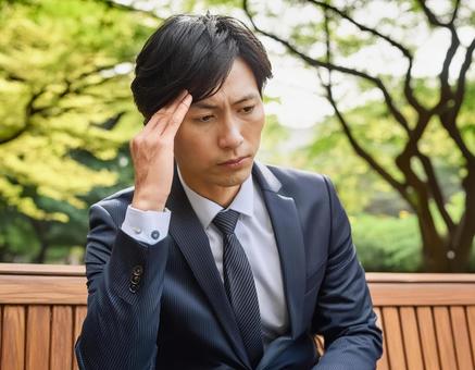 リストラで途方にくれるサラリーマン リストラで途方にくれるサラリーマンの写真