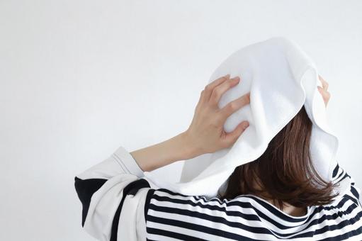 タオルで髪の毛を乾かす女性 タオル,髪を乾かす,女性の写真素材
