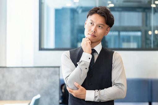 考えごとをする男性ビジネスマン 考えごとをする男性ビジネスマン 男性,考える,悩むの写真素材