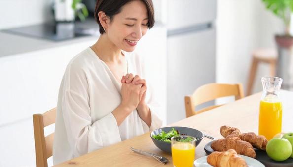健康的で美しい女性の朝食風景 健康的で美しい女性の朝食風景の写真