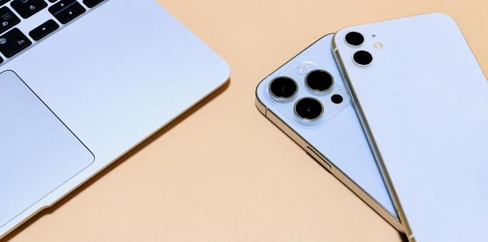 2台のスマホ 情報の共有 同期 転送 2台のスマホ 情報の共有 同期 転送 スマホ,2台,コピースペースの写真素材