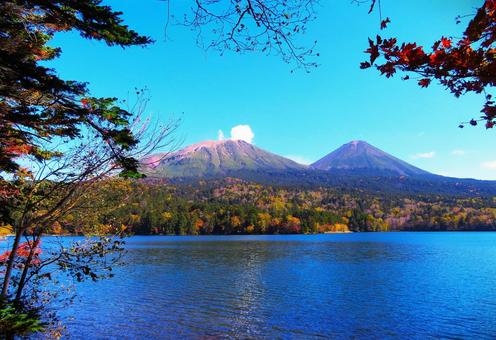 北海道　秋のオンネトー湖 湖,オンネトー湖,湖面の写真素材