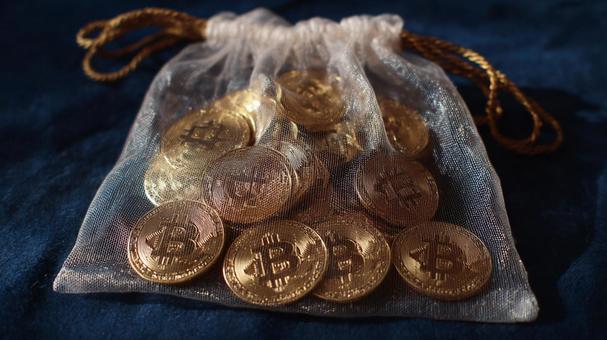 暗号通貨の宝物:光を反射するビットコイン 暗号通貨の宝物:光を反射するビットコインの写真