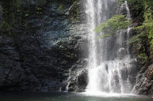 しぶきをあげて落ち続ける滝 しぶきをあげて落ち続ける滝の写真