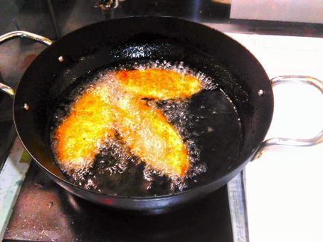 白身魚フライを揚げる　調理 揚げ物,油,フライの写真素材