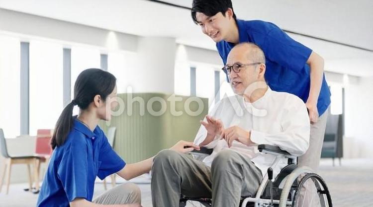 介護士と話をする車椅子の高齢者	 高齢者,介護士,話すの写真素材