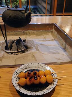 囲炉裏で食べる串だんご みたらし団子,おやつ,和スイーツの写真素材