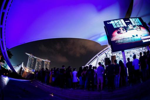 シンガポール夜景と観客 シンガポール夜景と観客 シンガポール,マリーナベイ,夜景の写真素材