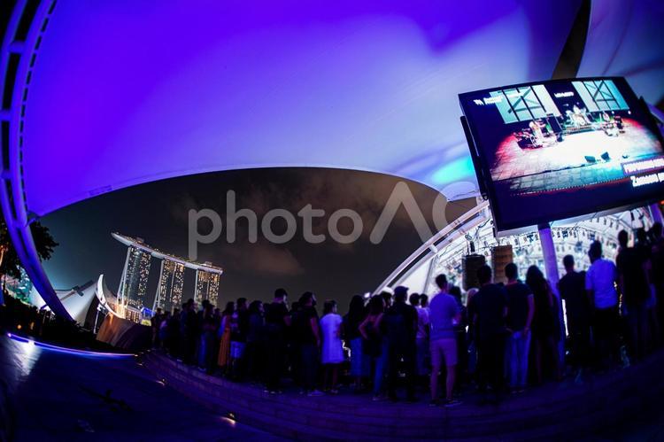 シンガポール夜景と観客 シンガポール夜景と観客 シンガポール,マリーナベイ,夜景の写真素材