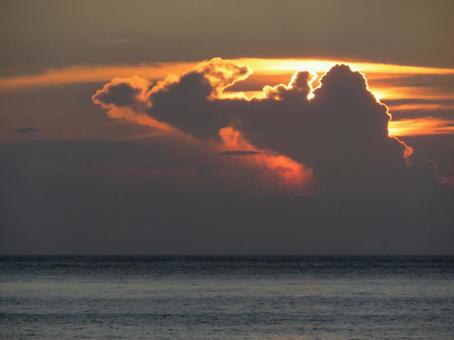 雲の輪郭に夕焼けの光 雲の輪郭に夕焼けの光の写真