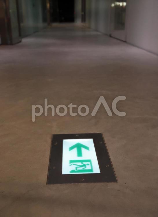 避難経路の案内 避難,経路,注意書きの写真素材