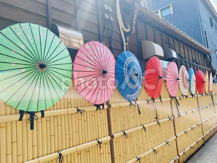 和傘の並ぶ小径 傘,和モダン,和傘の写真素材