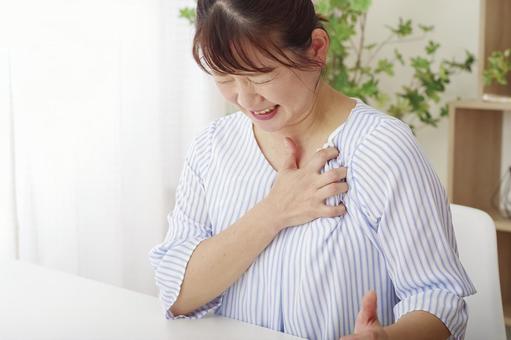 動悸や息苦しさに苦しむ女性 動悸や息苦しさに苦しむ女性 胸痛,心筋梗塞,狭心症の写真素材