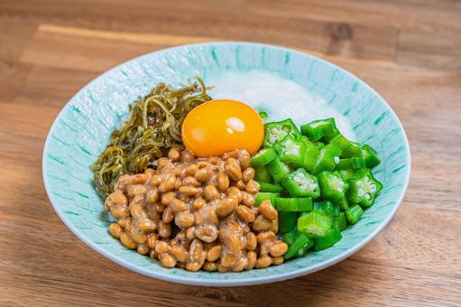 卵黄をのせたネバネバ丼 卵黄をのせたネバネバ丼 ネバネバ丼,納豆,オクラの写真素材