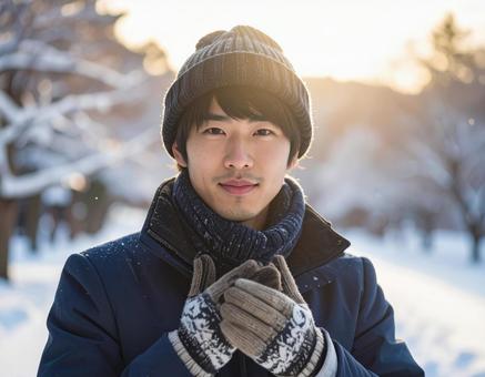 冬の防寒アイテムを身に着ける男性 冬の防寒アイテムを身に着ける男性の写真